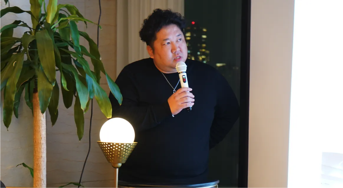 マイクを持つ役員